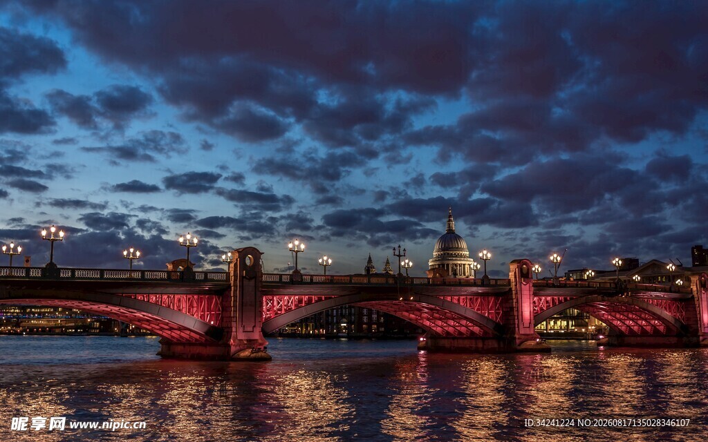 伦敦夜景中的绚丽桥梁
