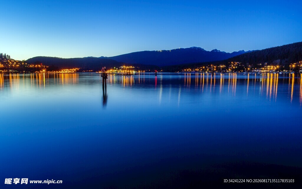 宁静湖畔夜景倒影如画