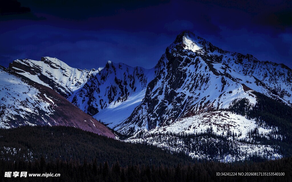 雪山夜景壮丽自然景观