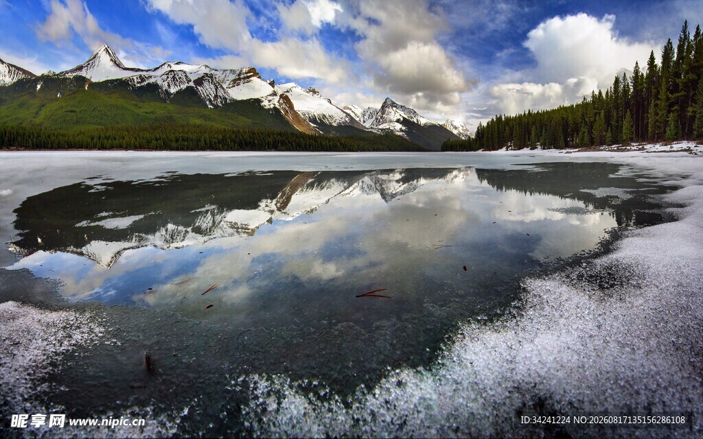 宁静湖畔雪山倒影美景
