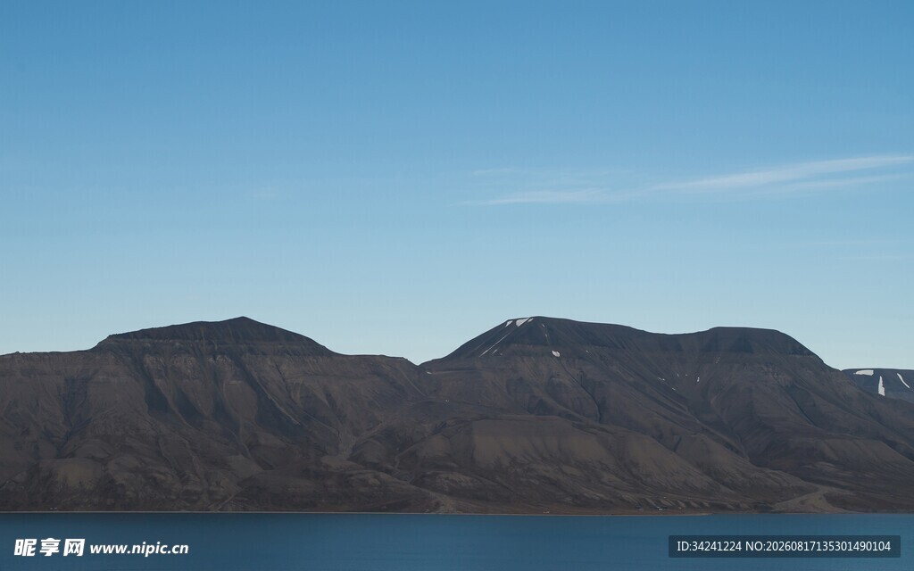壮丽山景与开阔蓝天
