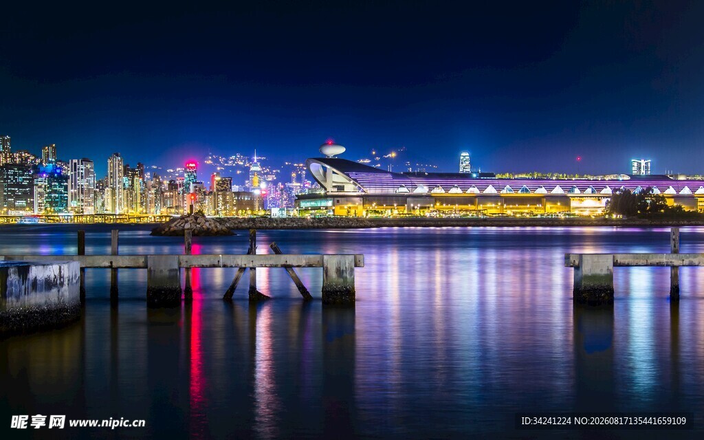 城市夜景下的静谧水面