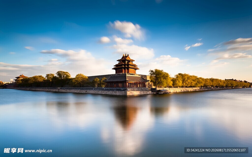 湖畔古建筑映蓝天美景