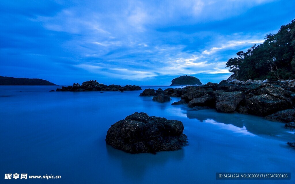 静谧海边夜景孤石静立