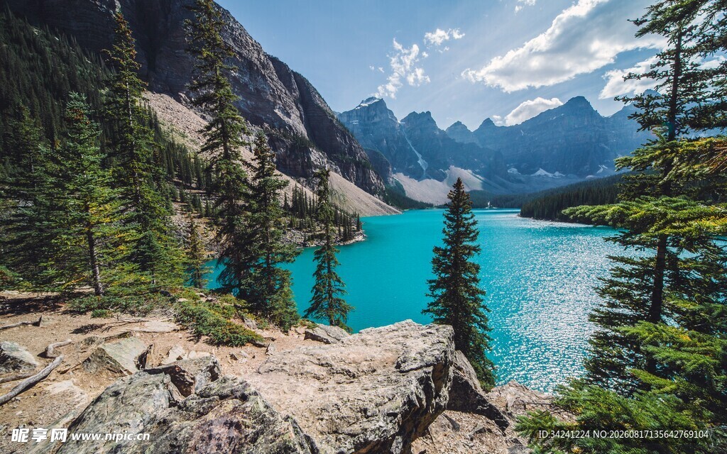 绝美山间蓝湖自然景致