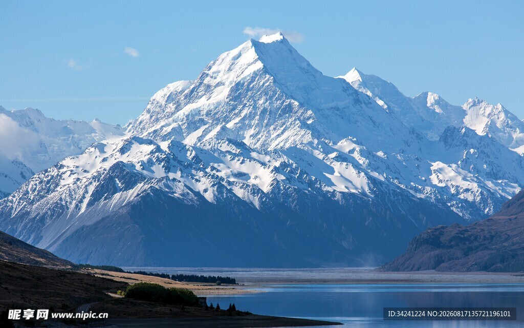 壮丽雪山下的静谧湖泊