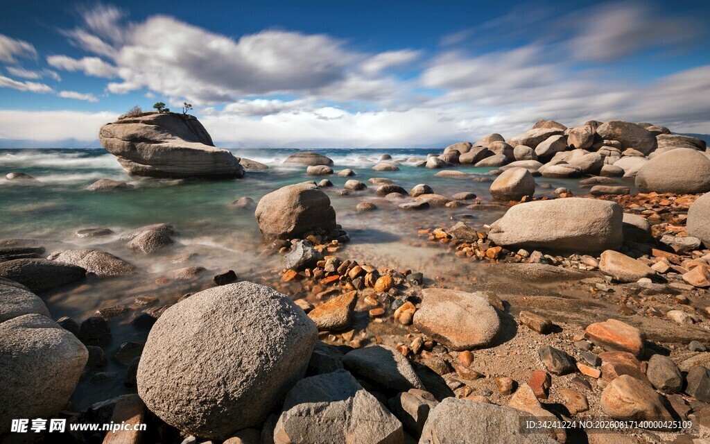 海岸边的嶙峋怪石与海景