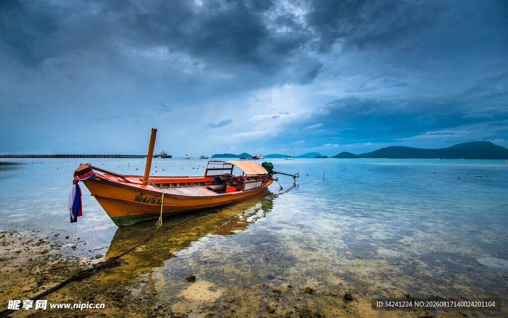 湖畔孤舟静谧湖景