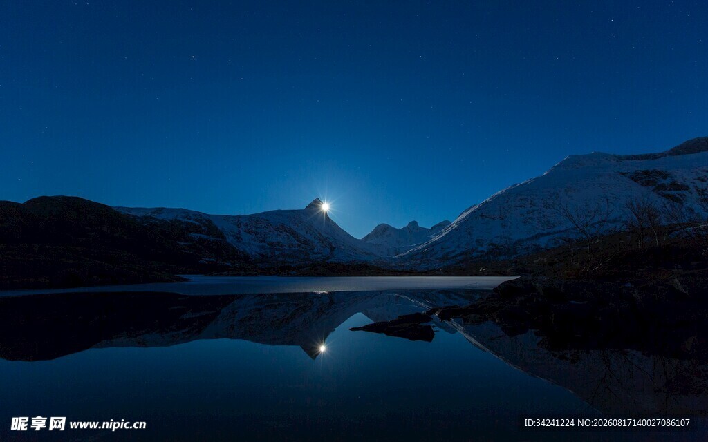 月夜下的静谧山水倒影