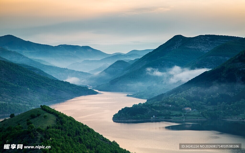 壮丽山河间的蜿蜒河流