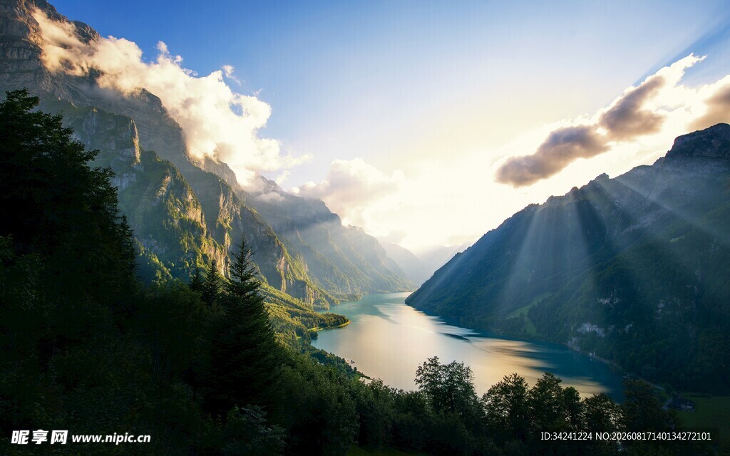 山间湖泊美景