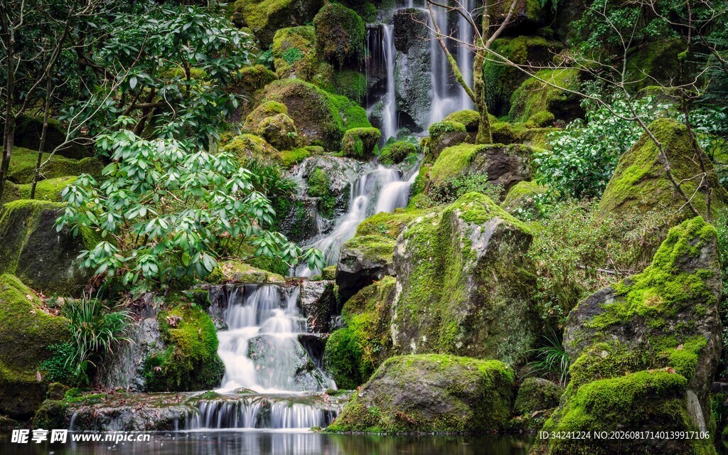 山间苔藓瀑布自然美景