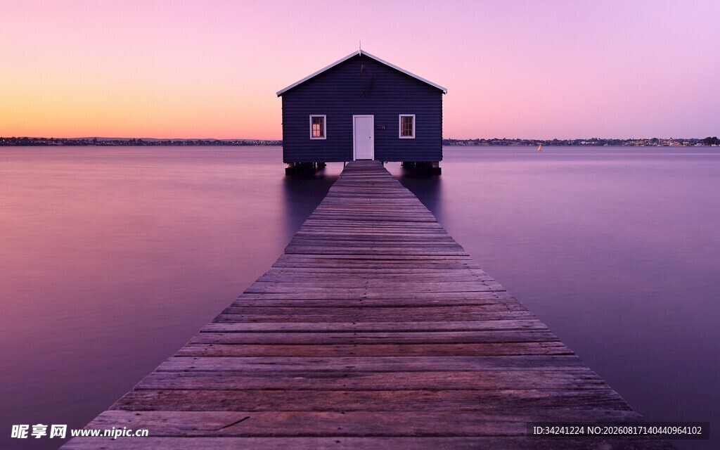 湖畔小屋黄昏美景