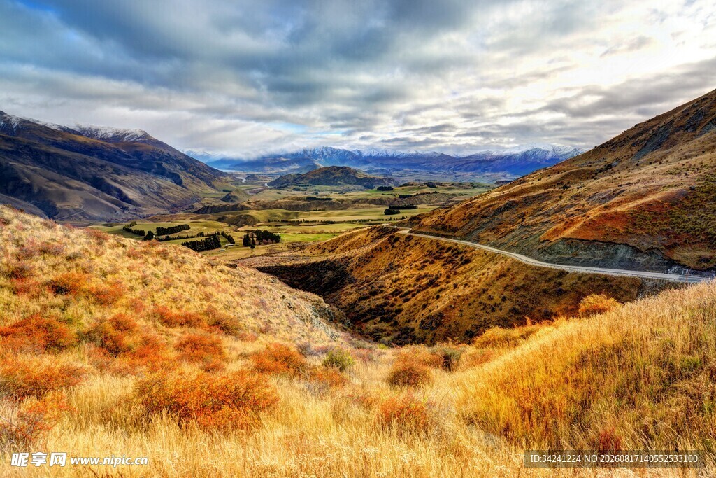 秋日山间公路美景