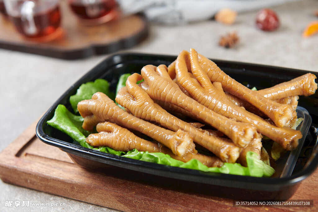 美味卤鸡爪摆于生菜上