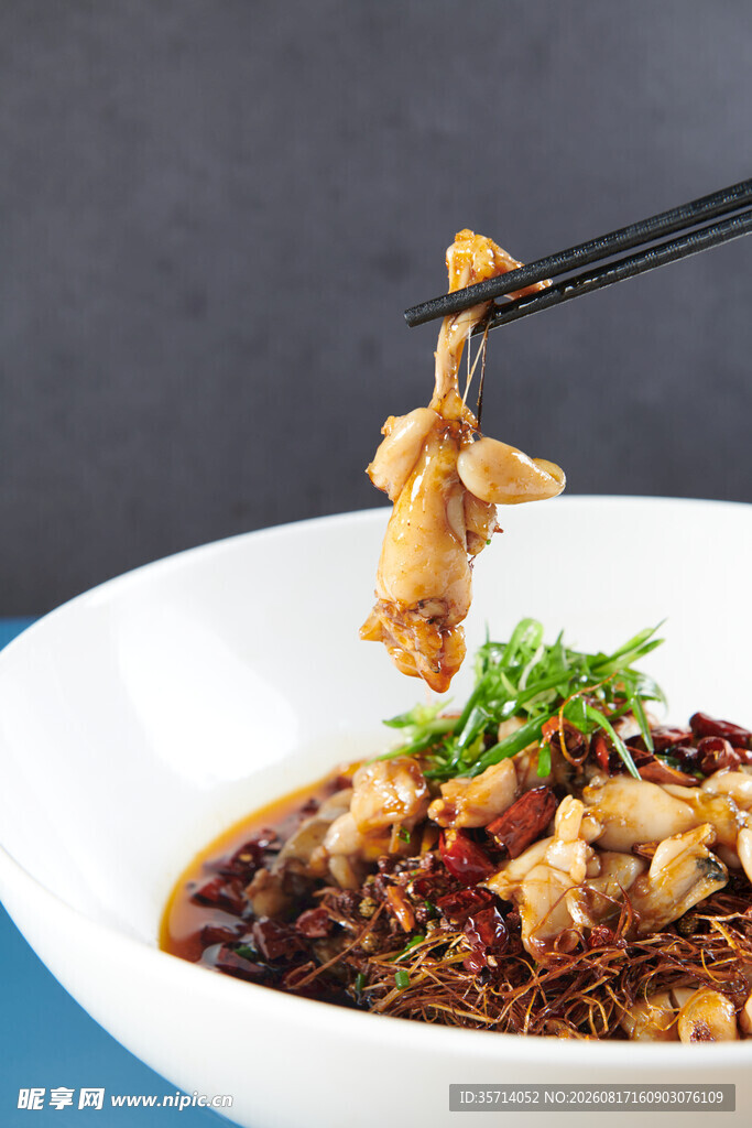 筷子夹起的美味牛蛙