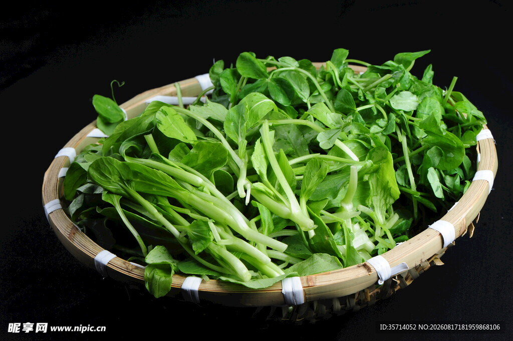 竹篮中的鲜嫩绿色蔬菜