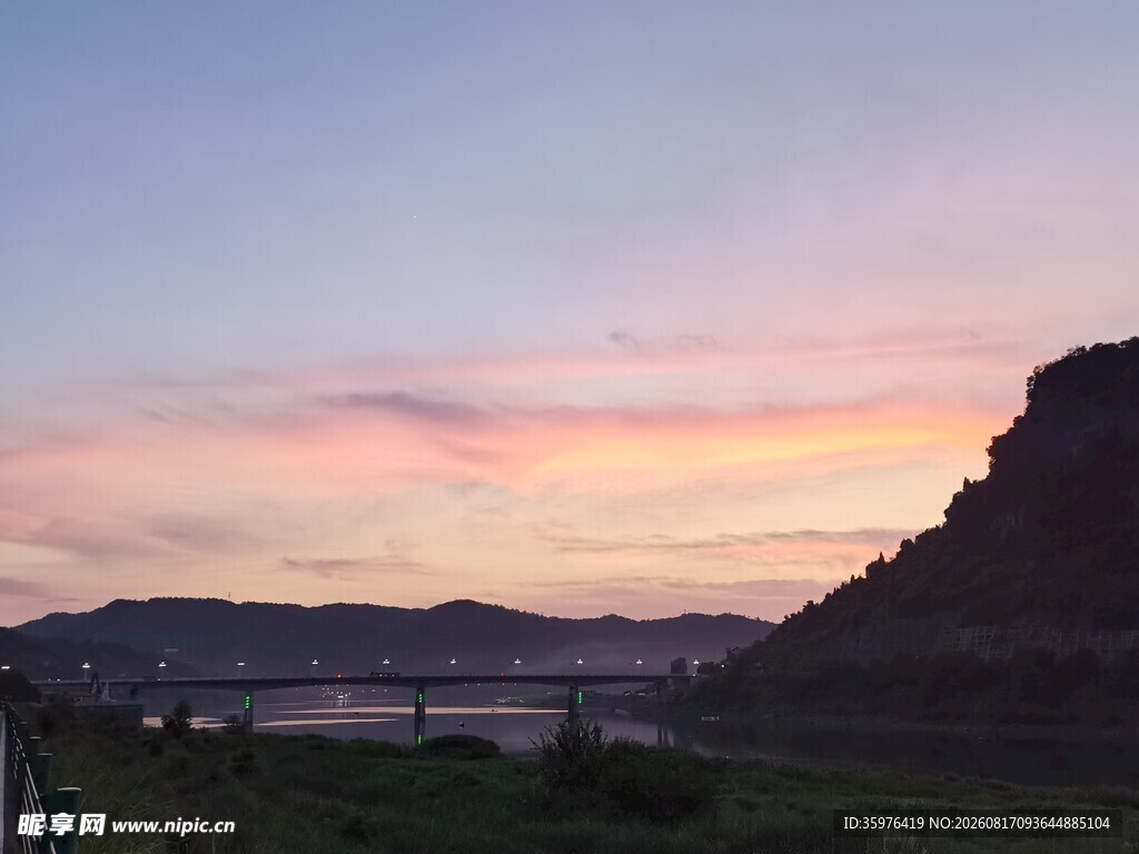 黄昏下的山水美景