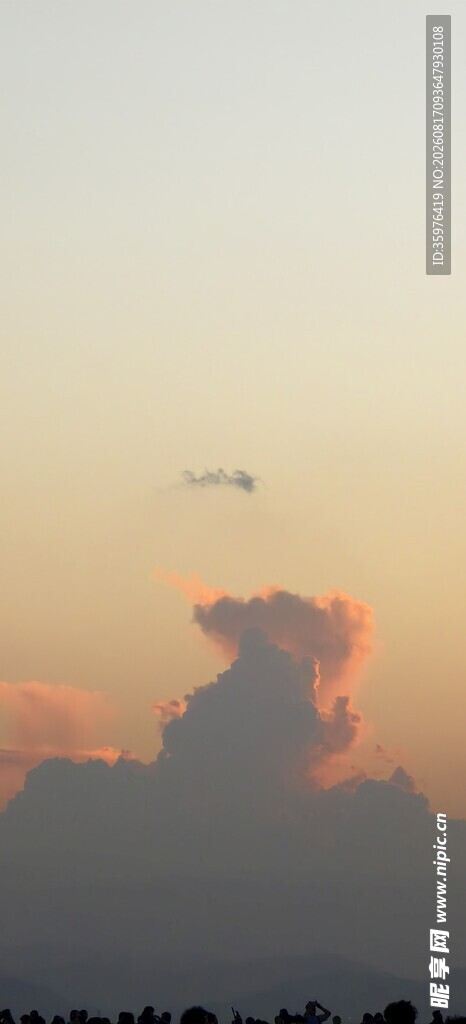 夕阳下的空中云朵与飞机