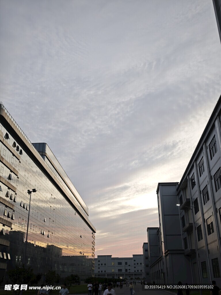 城市暮色中的建筑景观