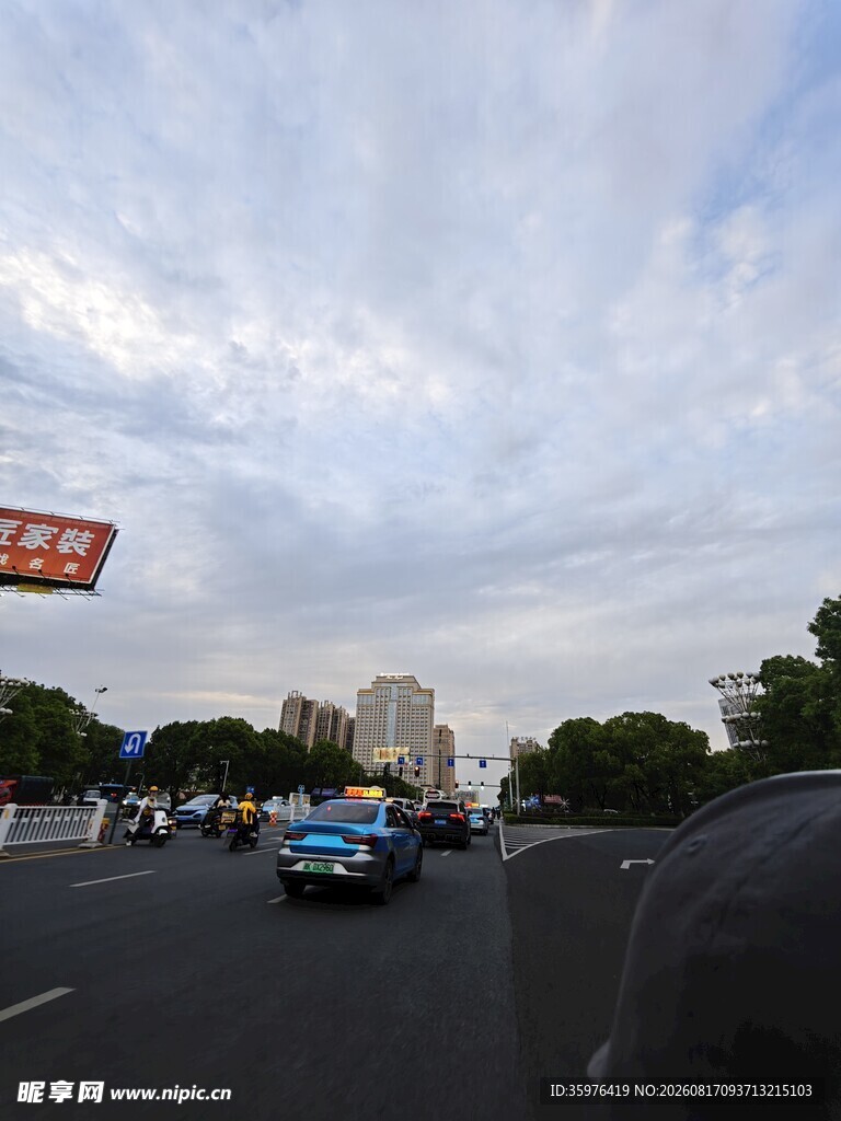 城市道路上的车辆与天空