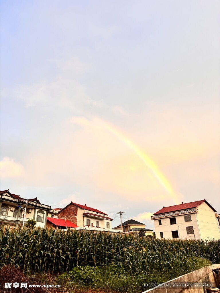 乡村上空的美丽彩虹