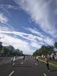 蓝天下的户外跑步场景