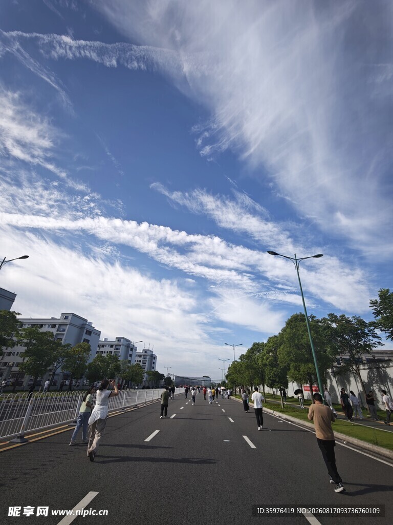 蓝天下的户外跑步场景