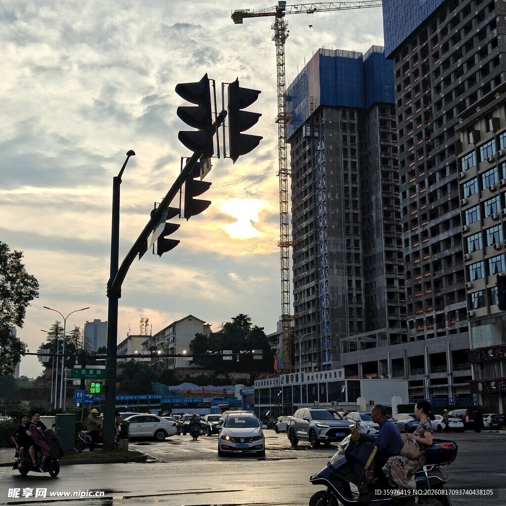 城市黄昏交通建设景象