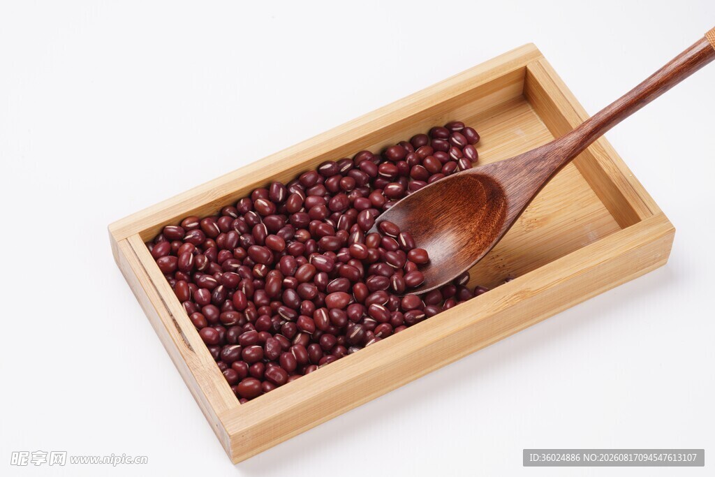 木盒中的红豆与木勺