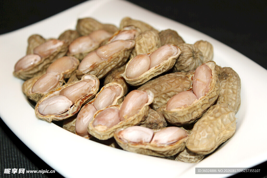 一盘美味带壳花生