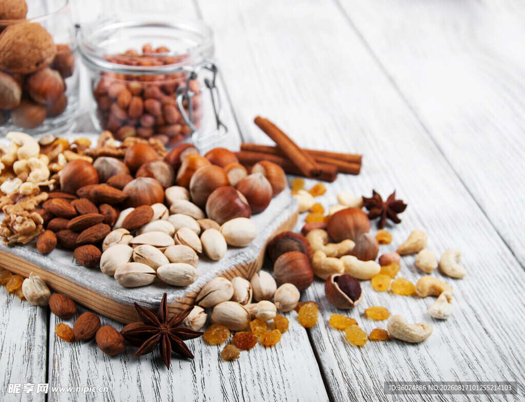 多样坚果香料摆于木桌
