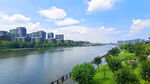 河畔城市风光