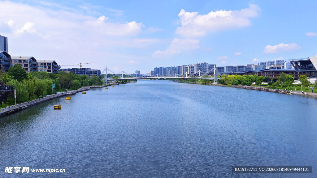 城市河畔风光