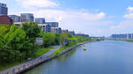 河畔城市风光