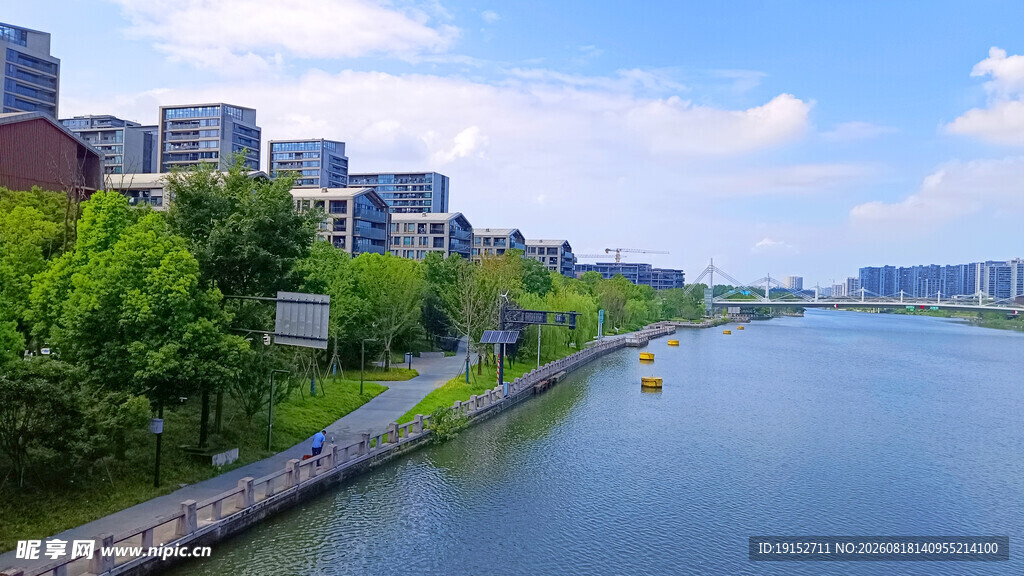 河畔城市风光
