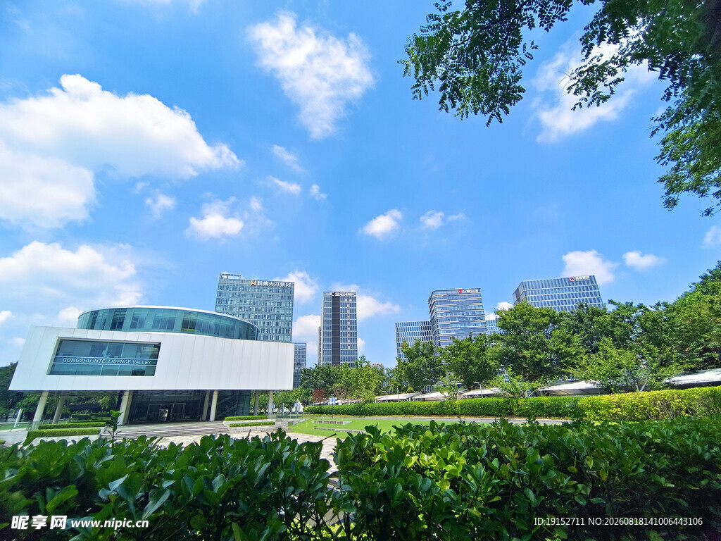 城市现代建筑与绿植景观