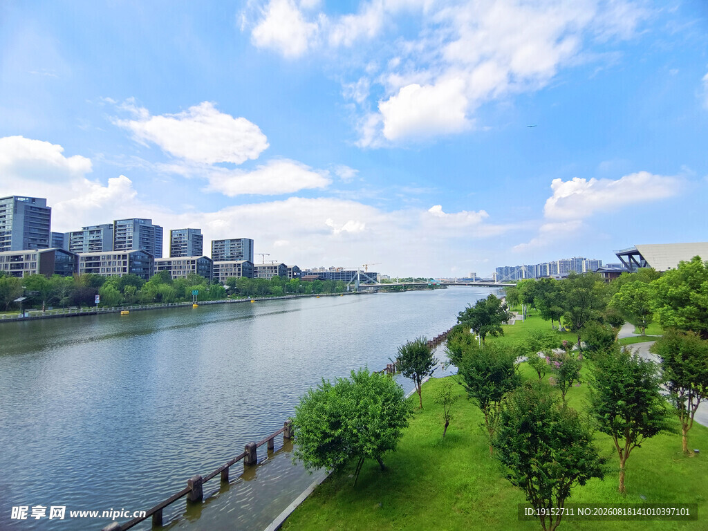 河畔城市风光