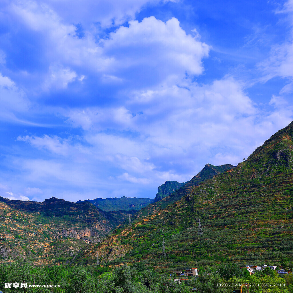 青山蓝天间的秀丽自然风光