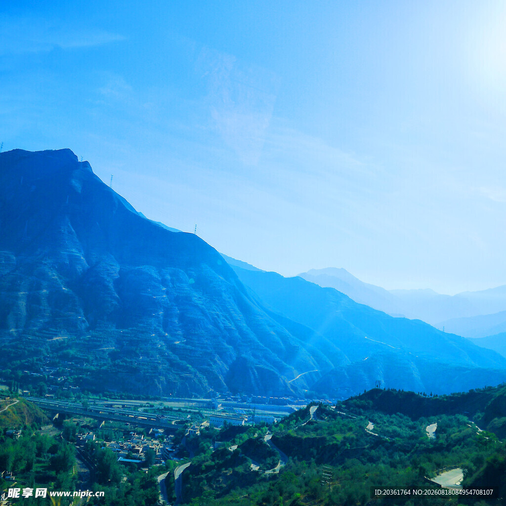 壮丽山景下的宁静村落