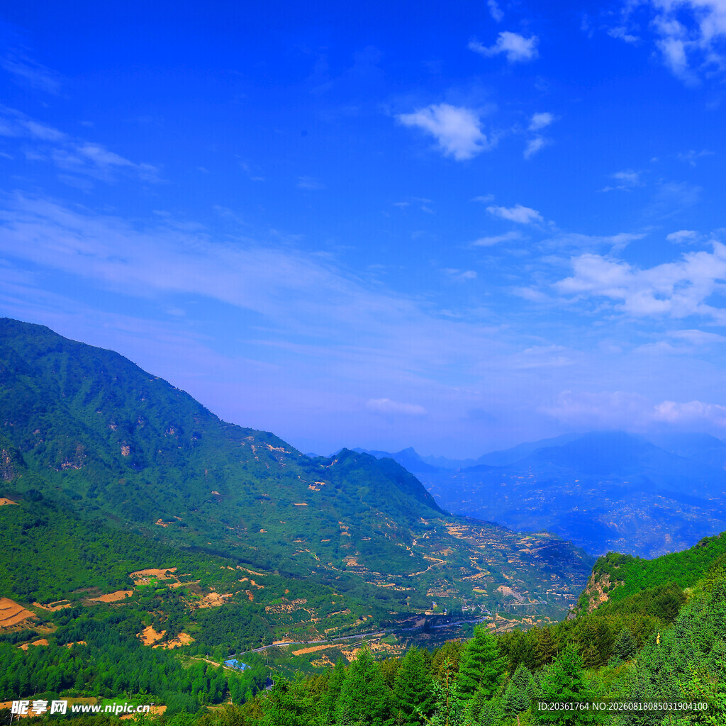 青山蓝天美景