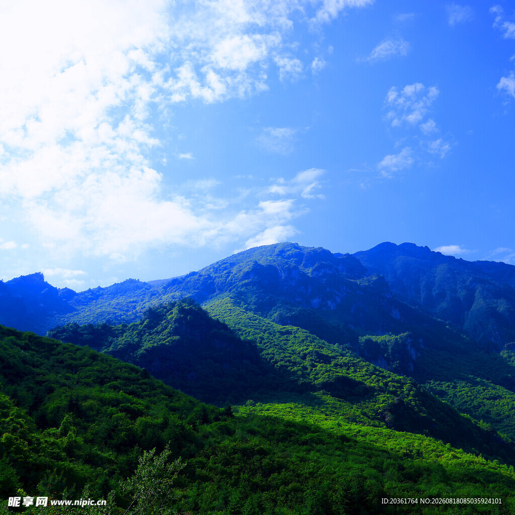 青山蓝天美景
