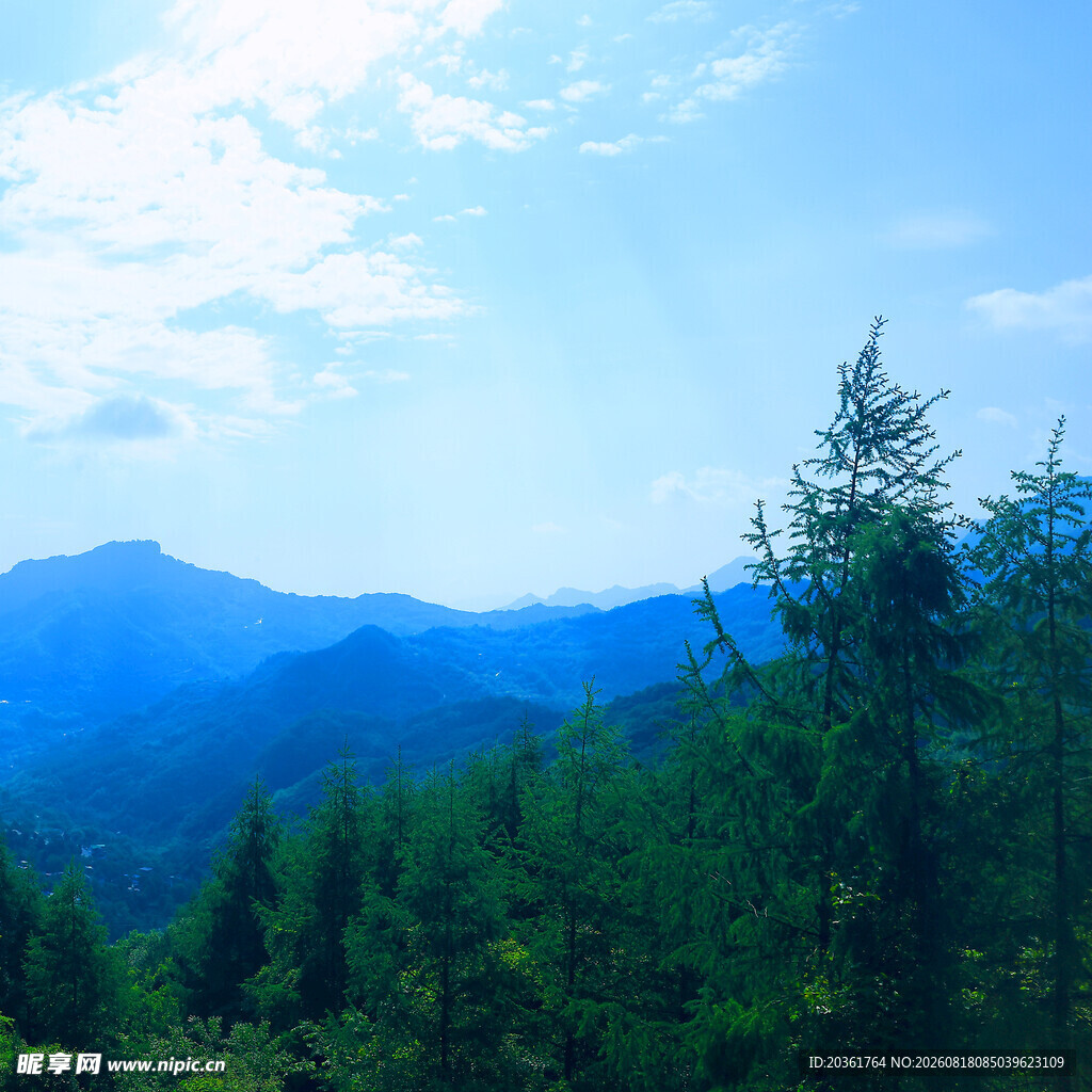青山绿树间的蓝天美景