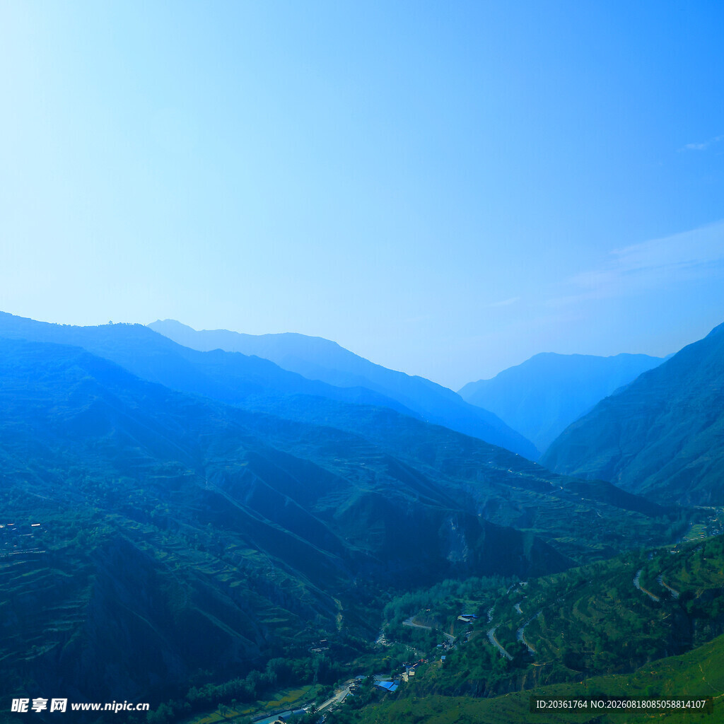 青山连绵的秀丽山间景色
