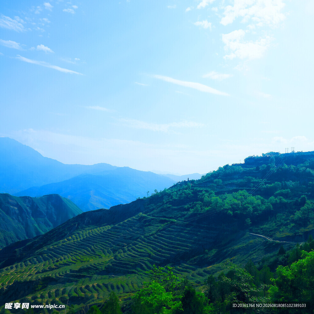 青山蓝天间的秀丽自然风光