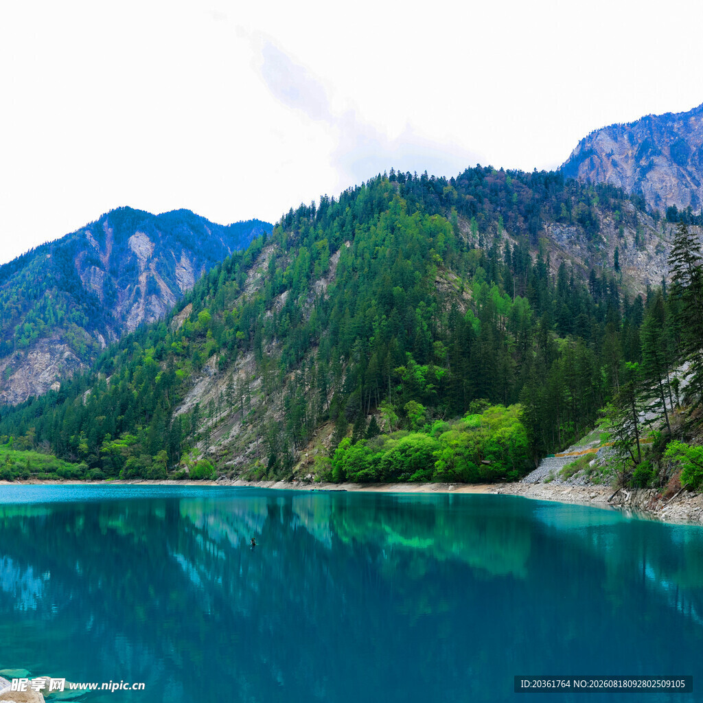高山蓝湖美景