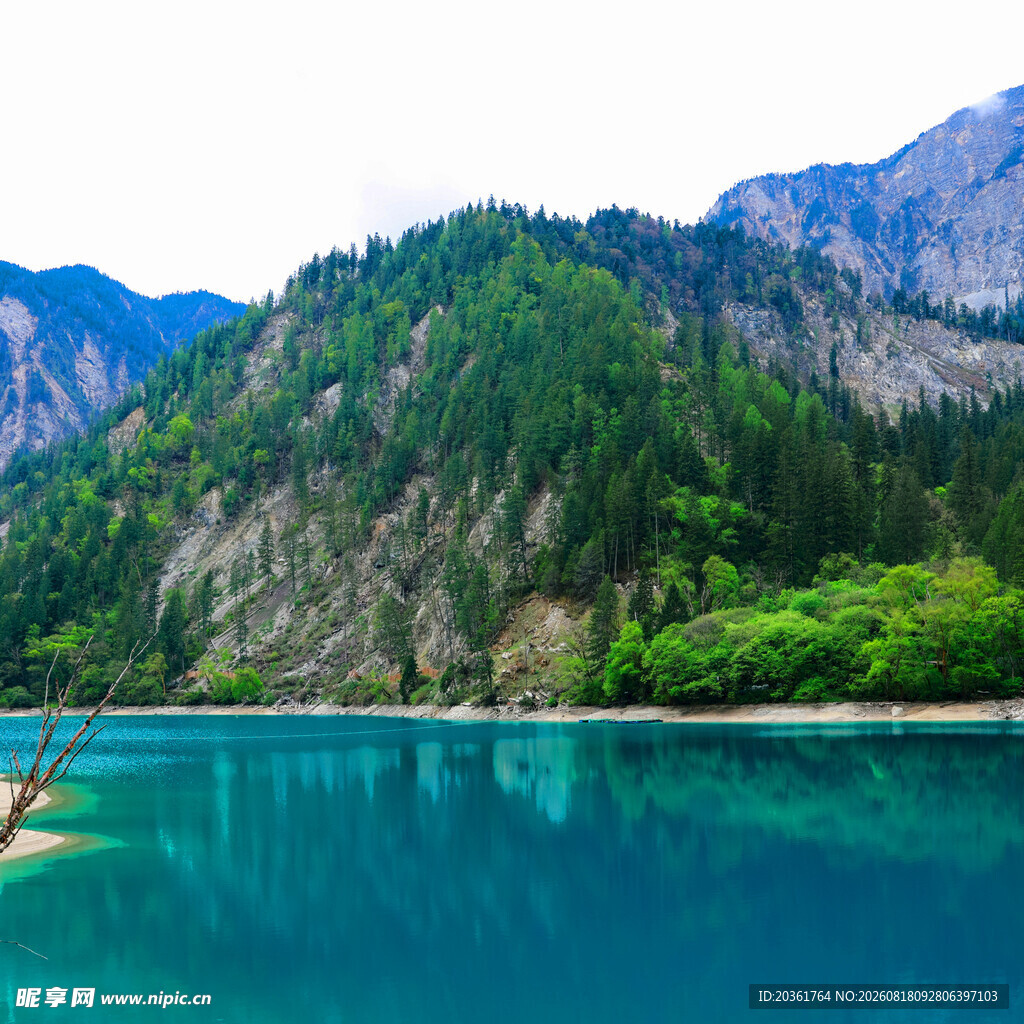 青山碧水间的秀丽湖景