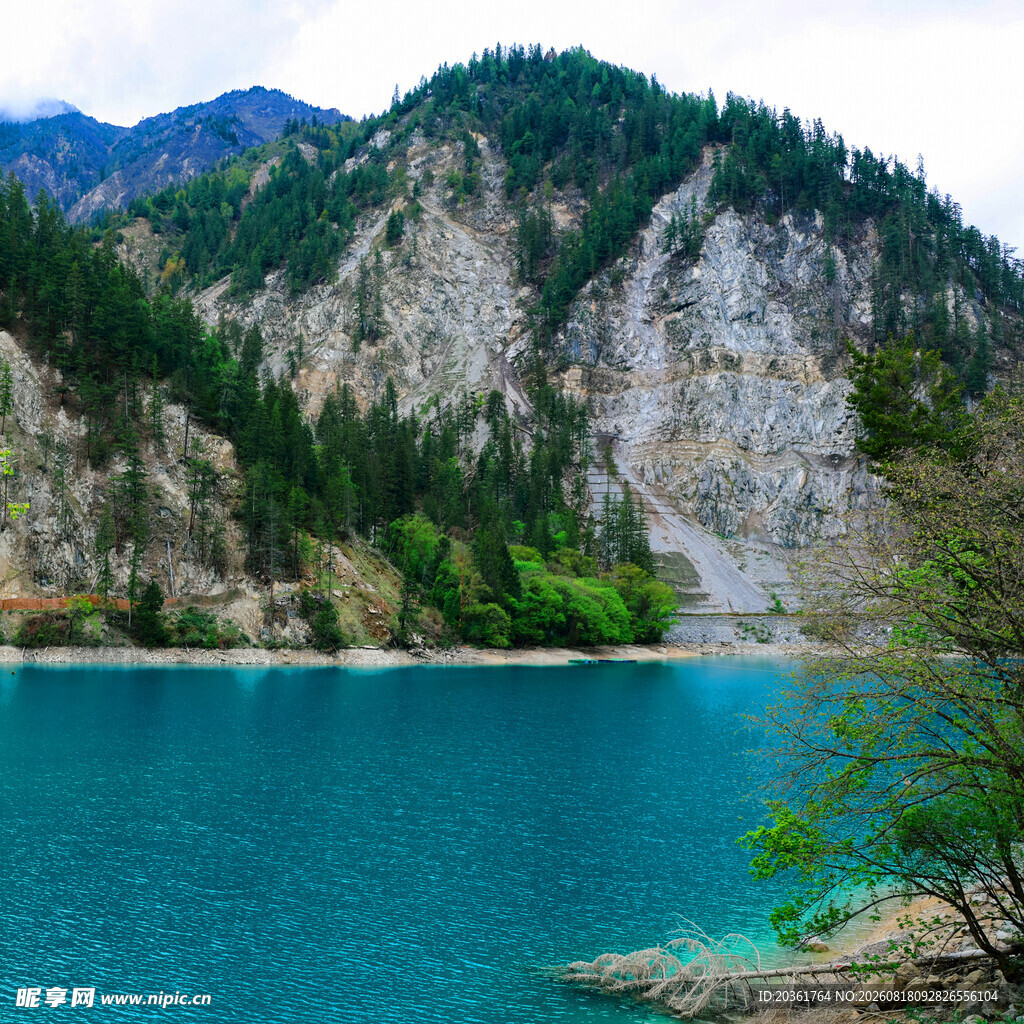 蓝湖青山间的自然美景