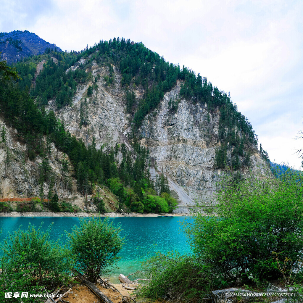 秀丽山水间的蓝湖美景