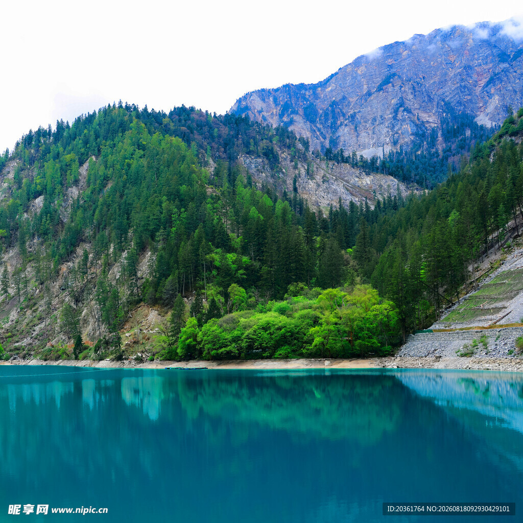 高山下的澄澈碧绿湖泊